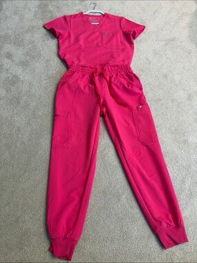 FIGS Scrub Set in Shocking Pink  - Top (S) & Jogger Pants (S/P)
